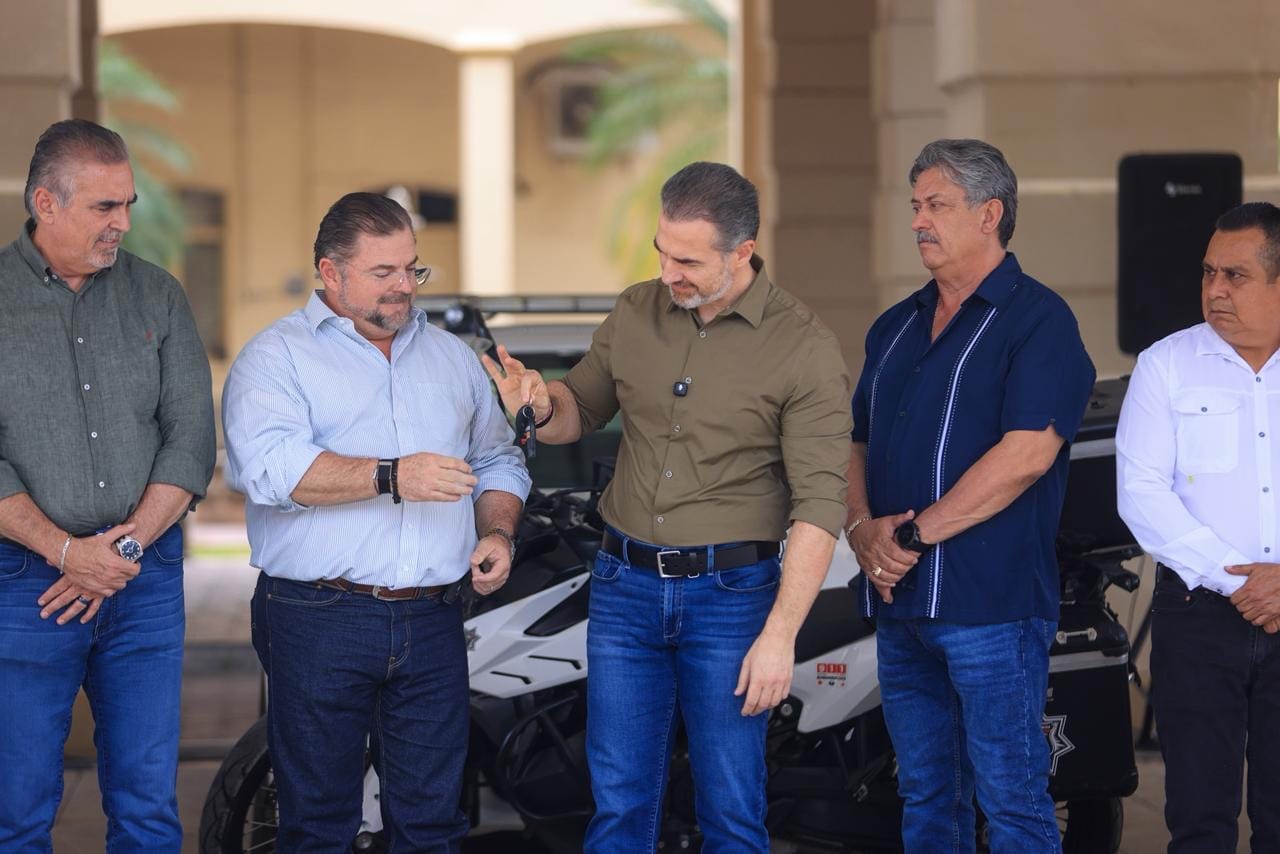 Entrega Adrián de la Garza 10 vehículos para la seguridad pública en tres municipios de la zona citrícola Entrega Adrián de la Garza 10 vehículos para la seguridad pública en tres municipios de la zona citrícola