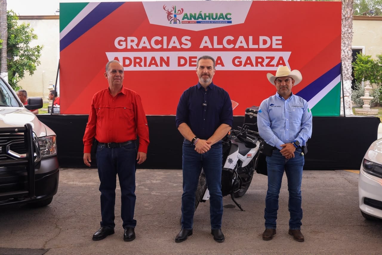 Entrega Adrián de la Garza patrullas a los municipios de Anáhuac, Bustamante y Lampazos Entrega Adrián de la Garza patrullas a los municipios de Anáhuac, Bustamante y Lampazos