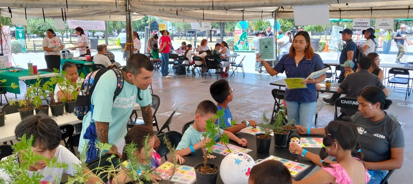 Promueve Monterrey la educación ambiental durante “Alameda de Pinta” Promueve Monterrey la educación ambiental durante “Alameda de Pinta”