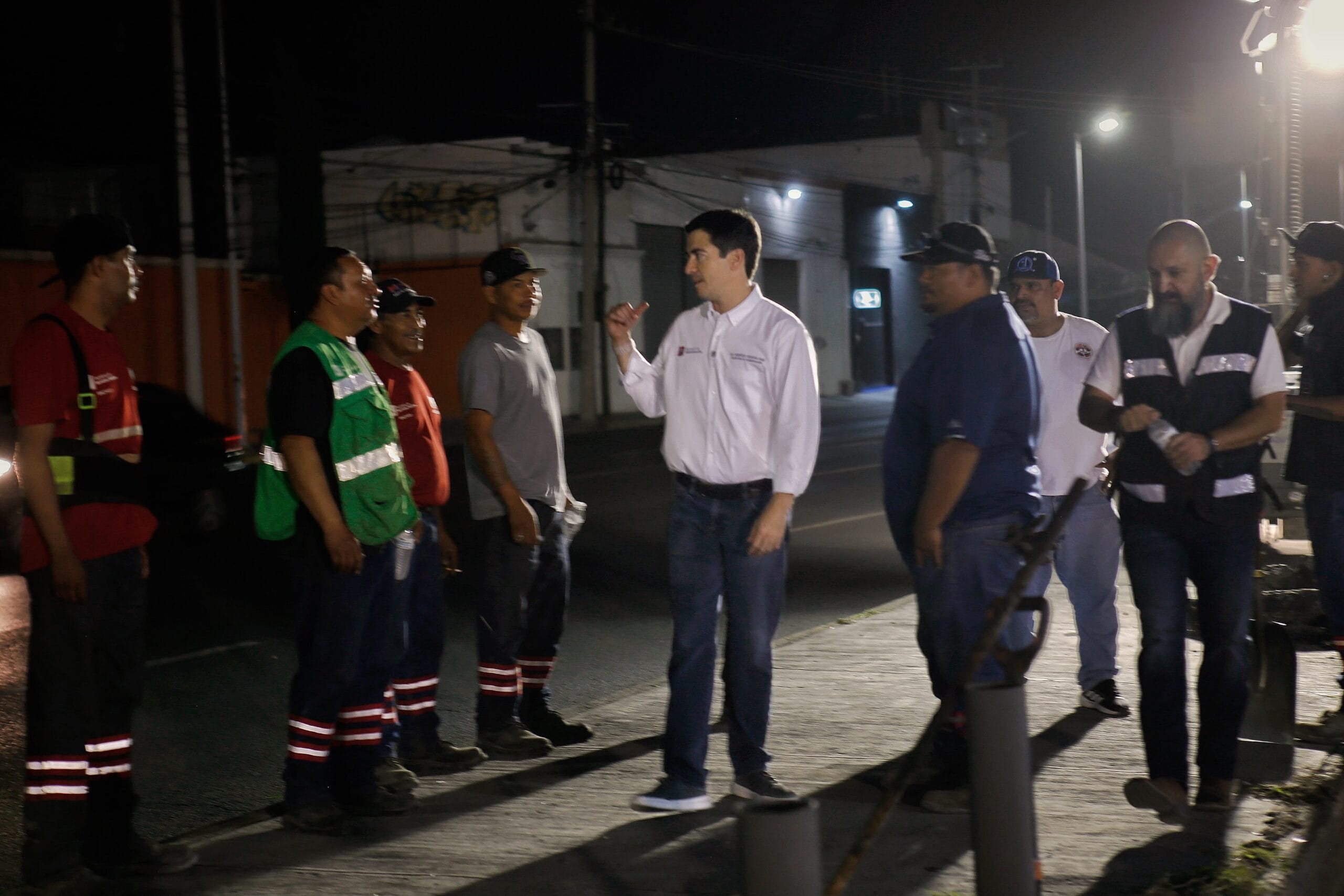 Recibe Avenida Rangel Frías mantenimiento de carpeta asfáltica