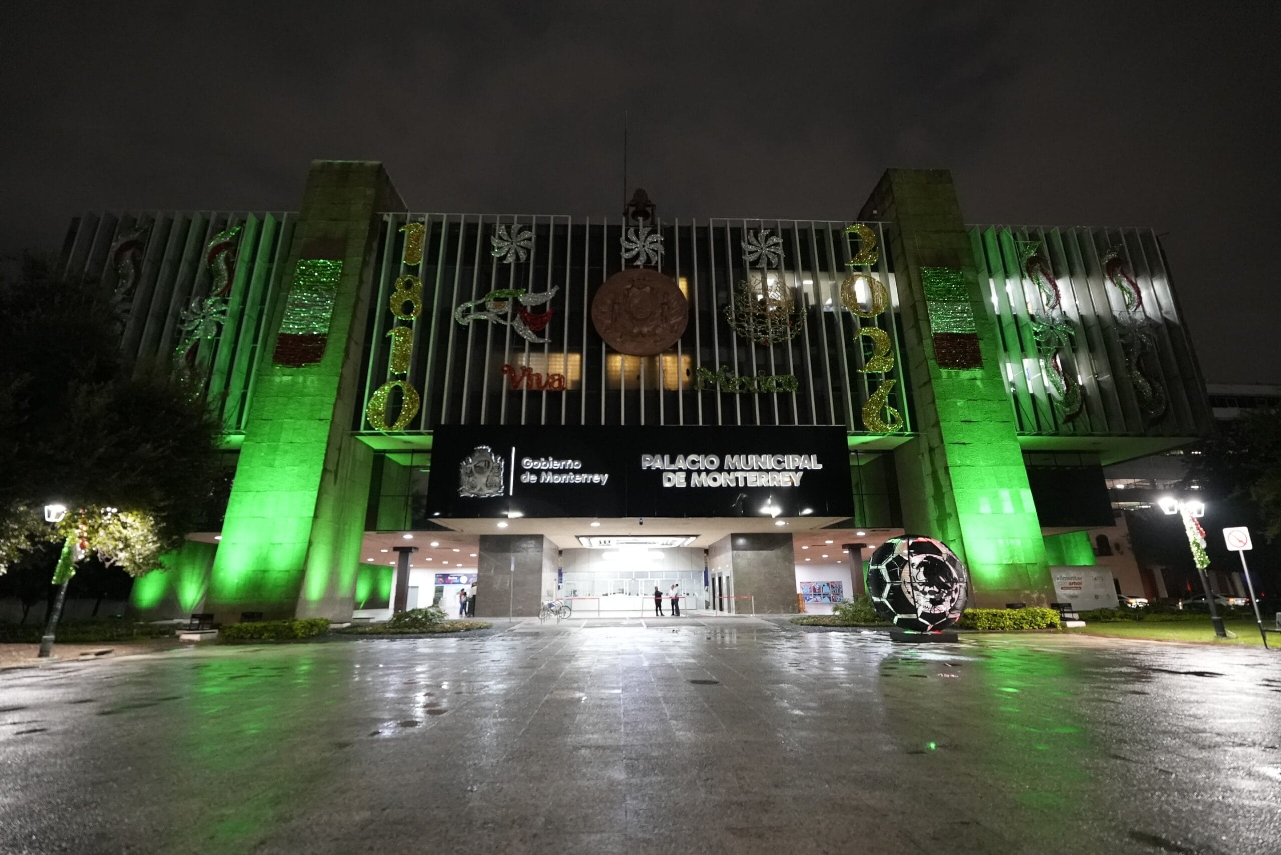 Se ilumina de verde el Palacio Municipal por el día mundial de la parálisis cerebral